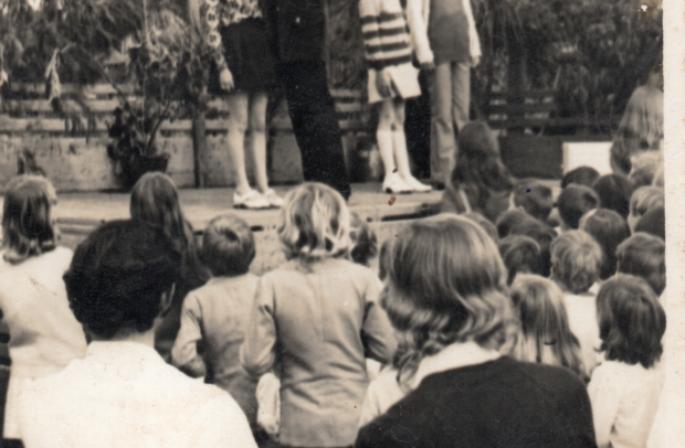 RAINHA ESCOLA PADRE JOSÉ SCHOLL ALUNA MARIA CRAUSINIR THOMÉ POR SUA MADRINHA ANITA COMIOTTO EM 1972